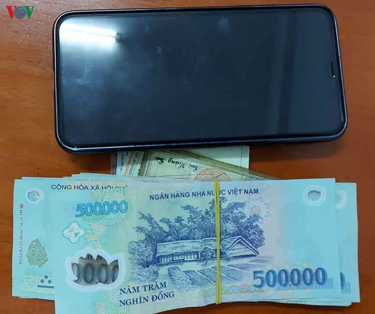 bat qua tang y si quay clip dang tam tong tien 10 trieu dong hinh 2