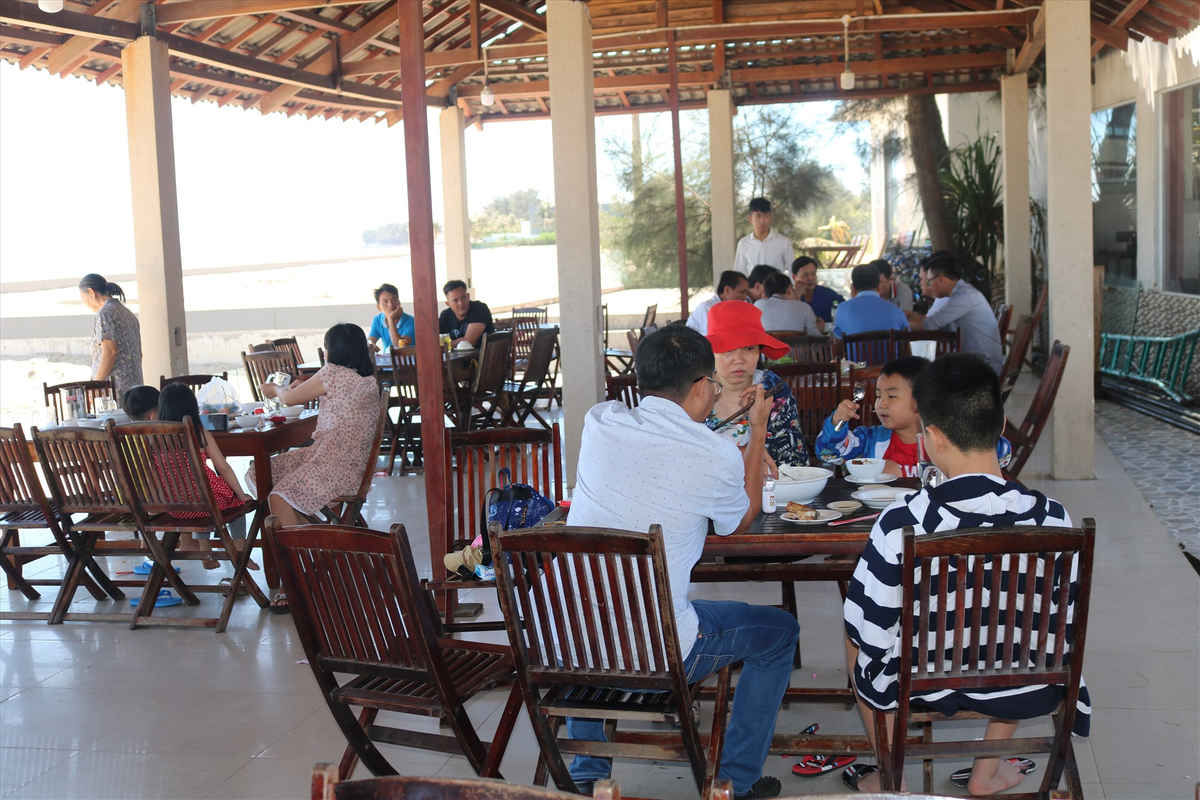 Nhiều khách sạn, resort chuyển sang phục vụ khách ăn uống ngoài trời. Ảnh: PV