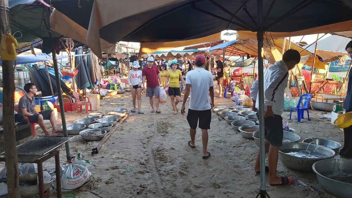 Nhiều khách tự ra chợ mua hải sản đem về nhờ khách sạn chế biến riêng, khách sạn sẵn sàng phục vụ để giữ khách. Ảnh: PV