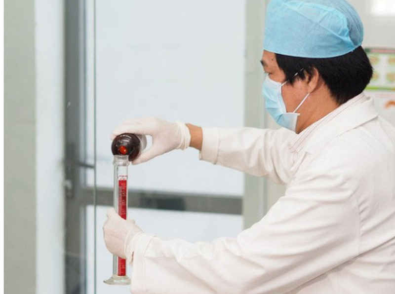 BV Da liễu TP.HCM tự pha chế nước rửa tay phòng COVID-19 - ảnh 1