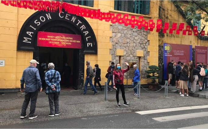 Chủ tịch H&agrave; Nội y&ecirc;u cầu người trở về từ ch&acirc;u &Acirc;u c&aacute;ch ly, hạn chế tối đa tiếp x&uacute;c người th&acirc;n trong nh&agrave; - Ảnh 1.