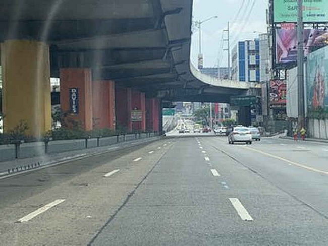 Covid-19: Cảnh sát vũ trang hạng nặng xuất hiện, Manila vắng lặng như tờ