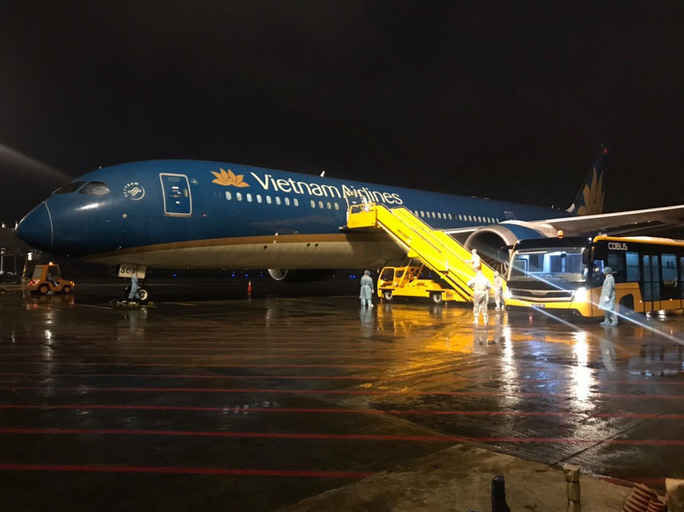 4 chuyến bay từ châu Âu hạ cánh tại sân bay Vân Đồn, Tân Sơn Nhất sáng nay 16-3 - Ảnh 1. 4 chuyến bay từ châu Âu hạ cánh tại sân bay Vân Đồn, Tân Sơn Nhất sáng nay 16-3 - Ảnh 1.