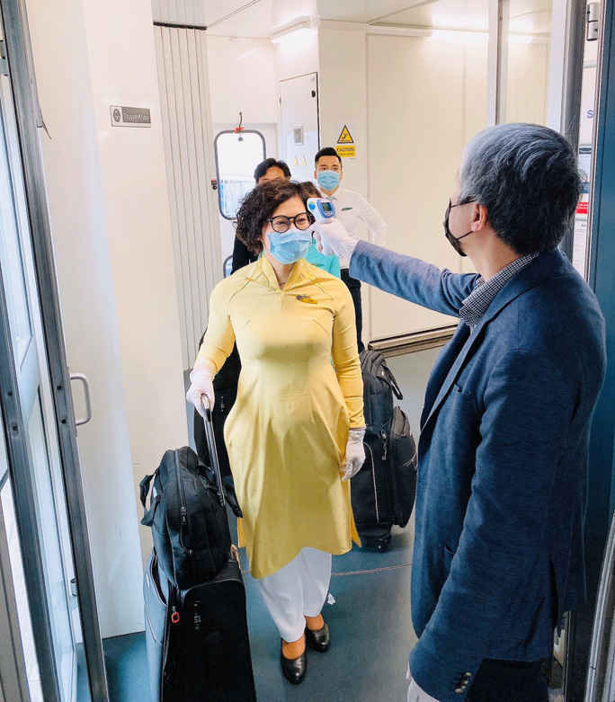 4 chuyến bay từ châu Âu hạ cánh tại sân bay Vân Đồn, Tân Sơn Nhất sáng nay 16-3 - Ảnh 5. 4 chuyến bay từ châu Âu hạ cánh tại sân bay Vân Đồn, Tân Sơn Nhất sáng nay 16-3 - Ảnh 5.