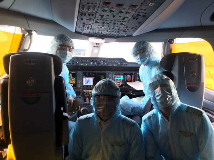 4 chuyến bay từ châu Âu hạ cánh tại sân bay Vân Đồn, Tân Sơn Nhất sáng nay 16-3 - Ảnh 7. 4 chuyến bay từ châu Âu hạ cánh tại sân bay Vân Đồn, Tân Sơn Nhất sáng nay 16-3 - Ảnh 7.