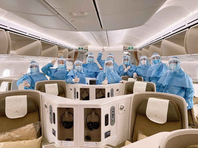 4 chuyến bay từ châu Âu hạ cánh tại sân bay Vân Đồn, Tân Sơn Nhất sáng nay 16-3 - Ảnh 8. 4 chuyến bay từ châu Âu hạ cánh tại sân bay Vân Đồn, Tân Sơn Nhất sáng nay 16-3 - Ảnh 8.