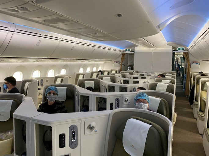 4 chuyến bay từ châu Âu hạ cánh tại sân bay Vân Đồn, Tân Sơn Nhất sáng nay 16-3 - Ảnh 10. 4 chuyến bay từ châu Âu hạ cánh tại sân bay Vân Đồn, Tân Sơn Nhất sáng nay 16-3 - Ảnh 10.