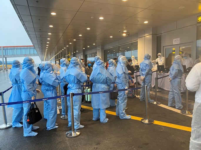 4 chuyến bay từ châu Âu hạ cánh tại sân bay Vân Đồn, Tân Sơn Nhất sáng nay 16-3 - Ảnh 14. 4 chuyến bay từ châu Âu hạ cánh tại sân bay Vân Đồn, Tân Sơn Nhất sáng nay 16-3 - Ảnh 14.