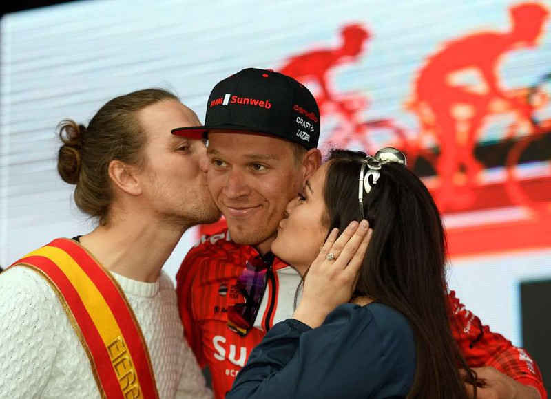 nguoi bi kieng om hon va bat tay trong mua dich corona hinh 2