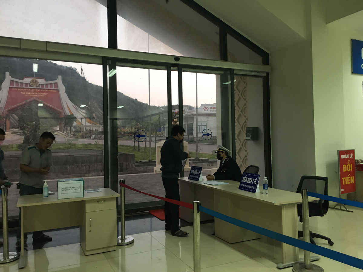 Quảng B&igrave;nh: C&aacute;ch ly 45 người tr&ecirc;n xe kh&aacute;ch nhập cảnh qua cửa khẩu Cha Lo - 1