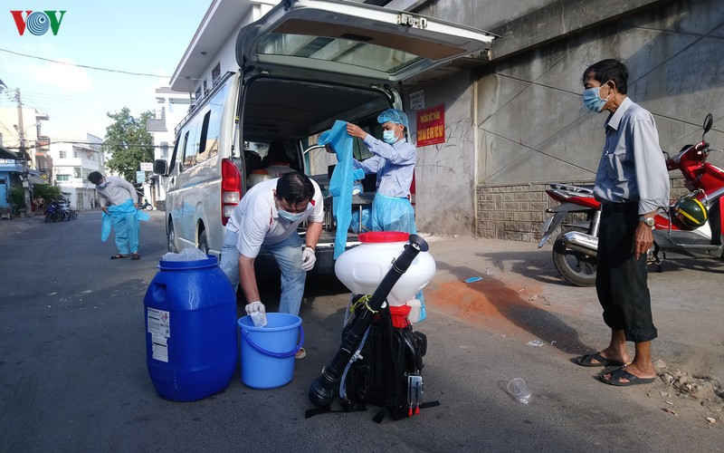 binh thuan tam hoan tiec cuoi, tap trung dong nguoi vi dich covid-19 hinh 1