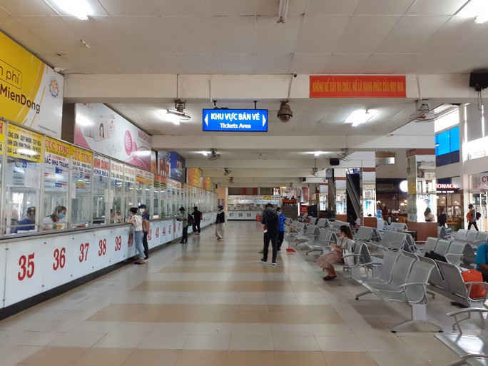 Đeo khẩu trang tại bến xe, sân bay ở TP HCM: Người có, người không! - Ảnh 1. Đeo khẩu trang tại bến xe, sân bay ở TP HCM: Người có, người không! - Ảnh 1.
