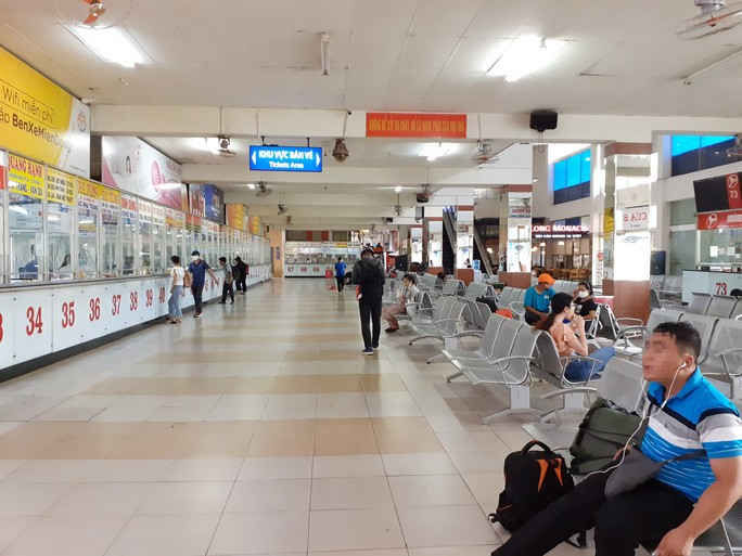 Đeo khẩu trang tại bến xe, sân bay ở TP HCM: Người có, người không! - Ảnh 2. Đeo khẩu trang tại bến xe, sân bay ở TP HCM: Người có, người không! - Ảnh 2.