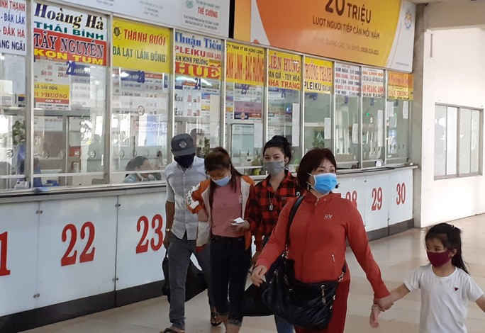 Đeo khẩu trang tại bến xe, sân bay ở TP HCM: Người có, người không! - Ảnh 3. Đeo khẩu trang tại bến xe, sân bay ở TP HCM: Người có, người không! - Ảnh 3.