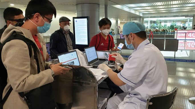 Đeo khẩu trang tại bến xe, sân bay ở TP HCM: Người có, người không! - Ảnh 4. Đeo khẩu trang tại bến xe, sân bay ở TP HCM: Người có, người không! - Ảnh 4.