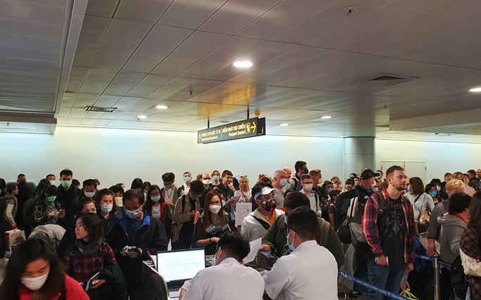 Đeo khẩu trang tại bến xe, sân bay ở TP HCM: Người có, người không! - Ảnh 5. Đeo khẩu trang tại bến xe, sân bay ở TP HCM: Người có, người không! - Ảnh 5.