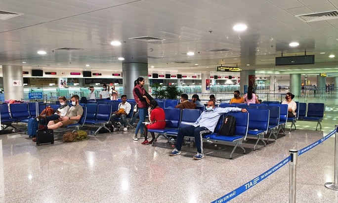Đeo khẩu trang tại bến xe, sân bay ở TP HCM: Người có, người không! - Ảnh 6. Đeo khẩu trang tại bến xe, sân bay ở TP HCM: Người có, người không! - Ảnh 6.