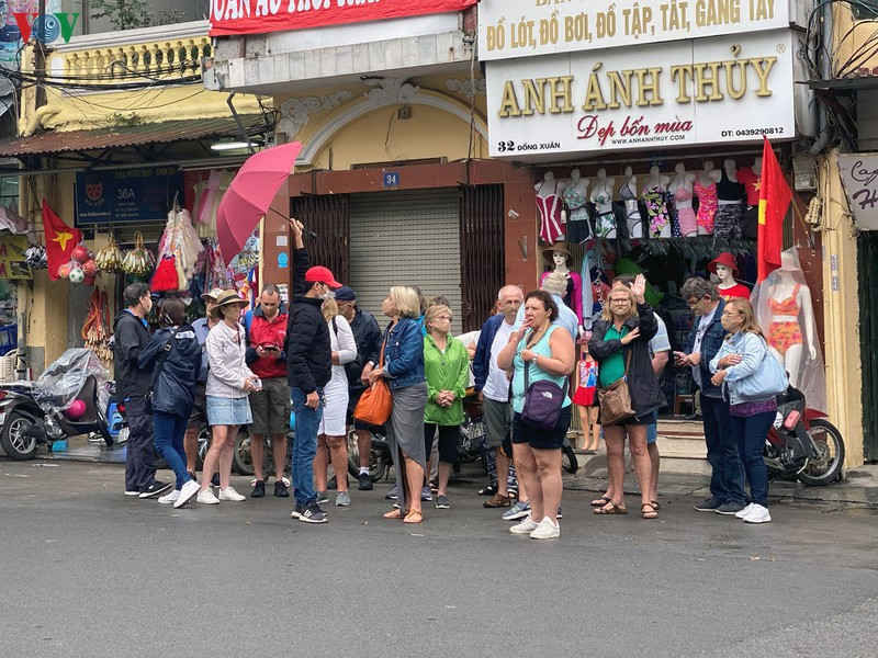 ngày đầu quy định đeo khẩu trang nơi công cộng, người đeo người không hình 1 ngay dau quy dinh deo khau trang noi cong cong, nguoi deo nguoi khong hinh 1