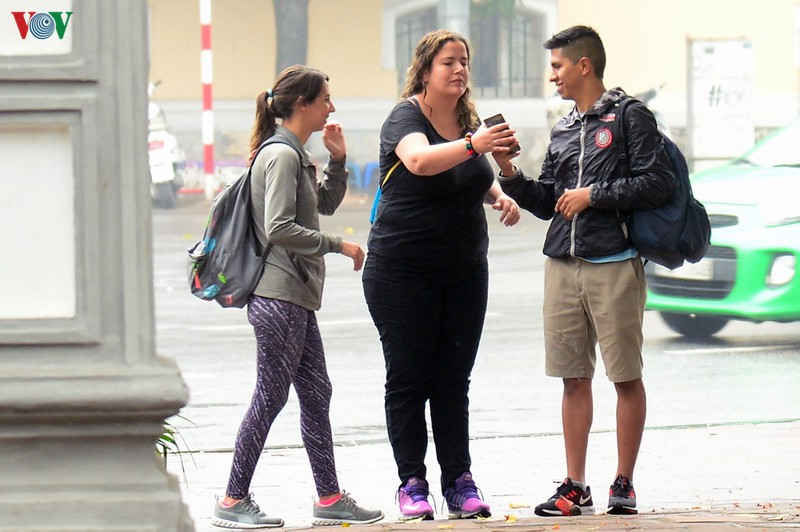 ngày đầu quy định đeo khẩu trang nơi công cộng, người đeo người không hình 2 ngay dau quy dinh deo khau trang noi cong cong, nguoi deo nguoi khong hinh 2