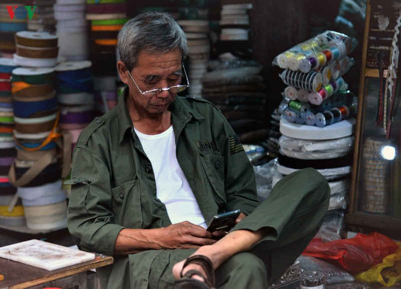 ngày đầu quy định đeo khẩu trang nơi công cộng, người đeo người không hình 5 ngay dau quy dinh deo khau trang noi cong cong, nguoi deo nguoi khong hinh 5