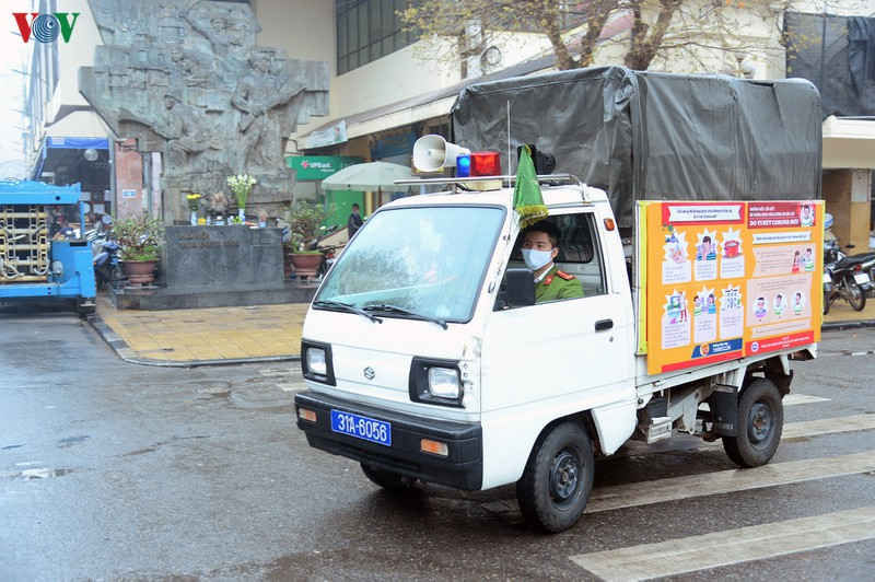ngày đầu quy định đeo khẩu trang nơi công cộng, người đeo người không hình 6 ngay dau quy dinh deo khau trang noi cong cong, nguoi deo nguoi khong hinh 6