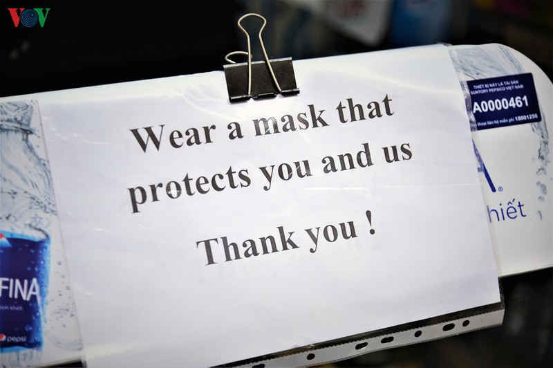 ngày đầu quy định đeo khẩu trang nơi công cộng, người đeo người không hình 9 ngay dau quy dinh deo khau trang noi cong cong, nguoi deo nguoi khong hinh 9