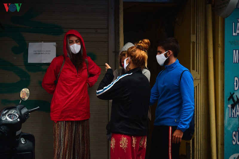 ngày đầu quy định đeo khẩu trang nơi công cộng, người đeo người không hình 10 ngay dau quy dinh deo khau trang noi cong cong, nguoi deo nguoi khong hinh 10