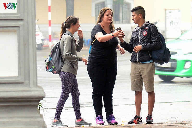 Ngày đầu quy định đeo khẩu trang nơi công cộng, người đeo người không