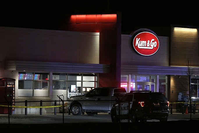 Xả súng tại cửa hàng tiện lợi, 5 người thiệt mạng