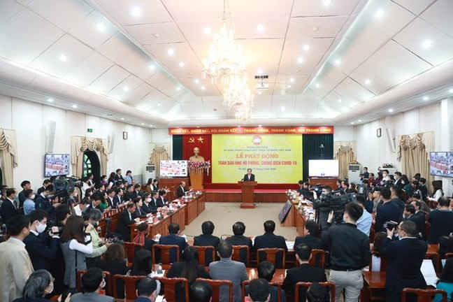 tiep nhan hon 230 ty dong ung ho phong chong dich covid 19