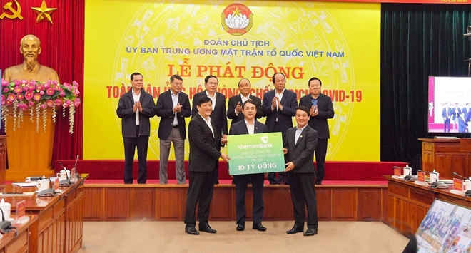Vietcombank ủng hộ 10 tỷ tại Lễ phát động toàn dân chung tay phòng, chống dịch COVID-19