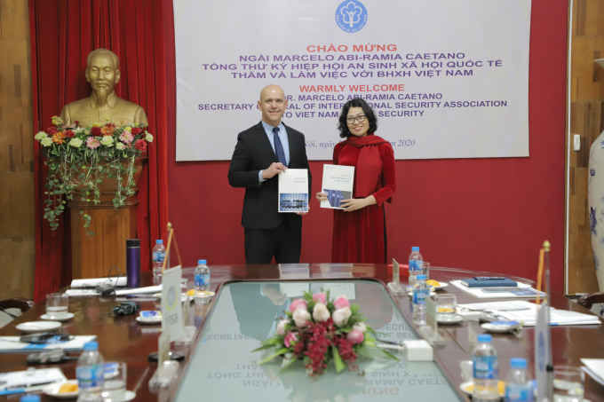Tổng Gi&aacute;m đốc BHXH Việt Nam Nguyễn Thị Minh v&agrave; Tổng Thư k&yacute; ISSA Marcelo Abi-Ramia Caetano 