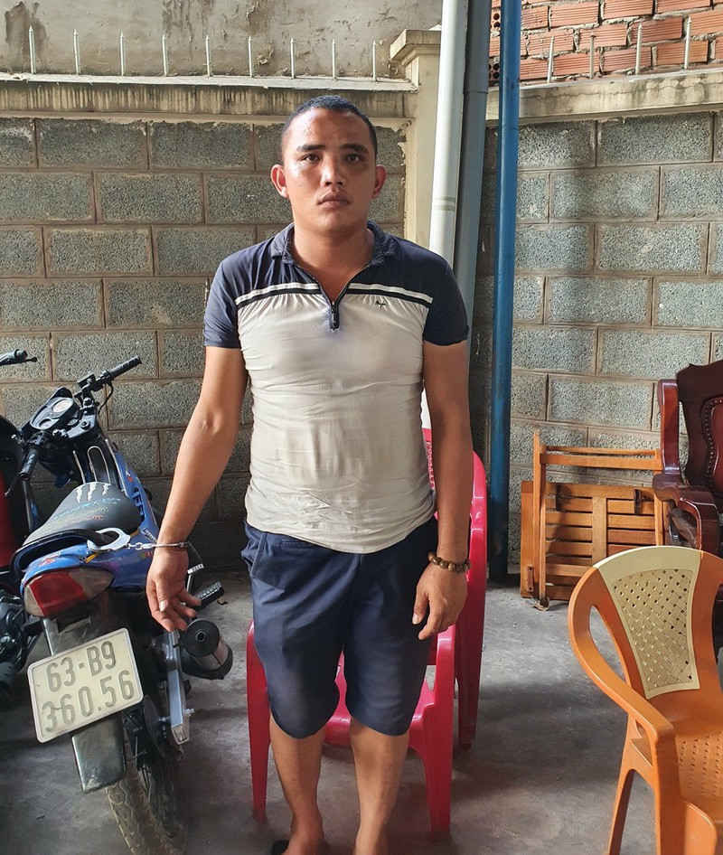 khoi to chu quan hanh hung nu nhan vien vi khong tiep khach hinh 1