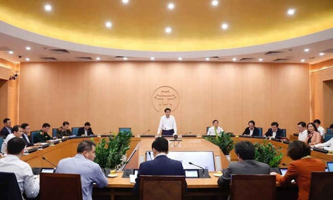 Chủ tịch UBND TP. H&agrave; Nội Nguyễn Đức Chung chủ tr&igrave; cuộc họp li&ecirc;n quan tới hai bệnh nh&acirc;n Covid-19 số 86 v&agrave; 87 l&agrave; nh&acirc;n viện Bệnh viện Bạch Mai. Ảnh: Huyền Anh.