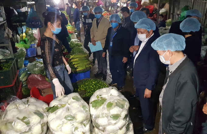 Kiểm tra tại gian hàng của chị Hoàng Thị Thùy ở ô số 28, dẫy K2.