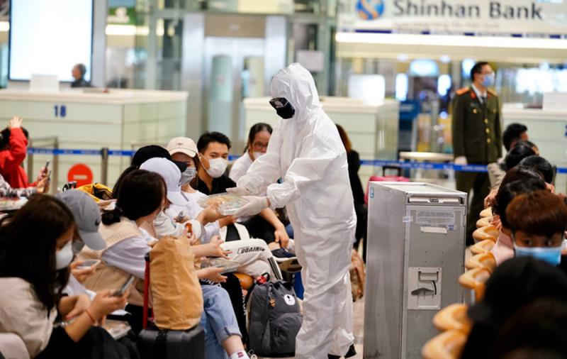 100 sinh vi&ecirc;n Đại học Y H&agrave; Nội t&igrave;nh nguyện đến s&acirc;n bay Nội B&agrave;i chống dịch Covid-19 - 1