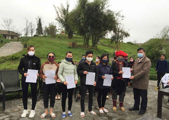 UBND thị x&atilde; Sa Pa trao c&ocirc;ng nhận hết thời gian c&aacute;ch ly cho người d&acirc;n tại khu nghỉ dưỡng cao cấp Topas Ecolodge. Ảnh: Tuấn Nguyễn.