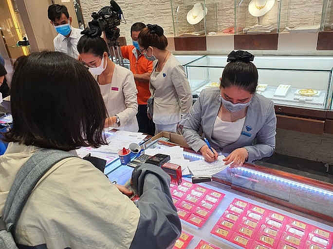 Giá vàng SJC cao hơn thế giới 5 triệu đồng/lượng, chứng khoán lại lao dốc