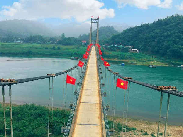 “Mãn nhãn” trước những tuyến đường thanh niên rợp cờ đỏ sao vàng - 1 “Mãn nhãn” trước những tuyến đường thanh niên rợp cờ đỏ sao vàng - 1