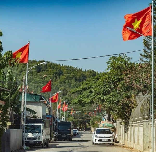 “Mãn nhãn” trước những tuyến đường thanh niên rợp cờ đỏ sao vàng - 5 “Mãn nhãn” trước những tuyến đường thanh niên rợp cờ đỏ sao vàng - 5