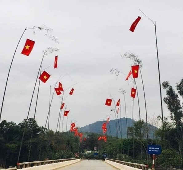 “Mãn nhãn” trước những tuyến đường thanh niên rợp cờ đỏ sao vàng - 6 “Mãn nhãn” trước những tuyến đường thanh niên rợp cờ đỏ sao vàng - 6