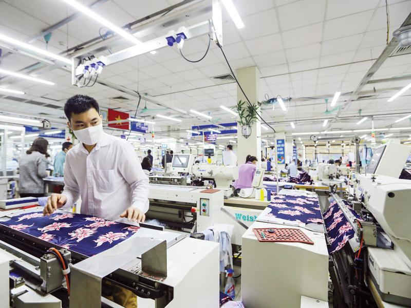 Đang có nhiều đề nghị hỗ trợ doanh nghiệp thông qua hỗ trợ trực tiếp cho người lao động. Ảnh: Đức Thanh