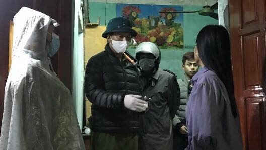 Lực lượng chức năng đi vận động người tiếp xúc với bệnh nhân đi cách ly