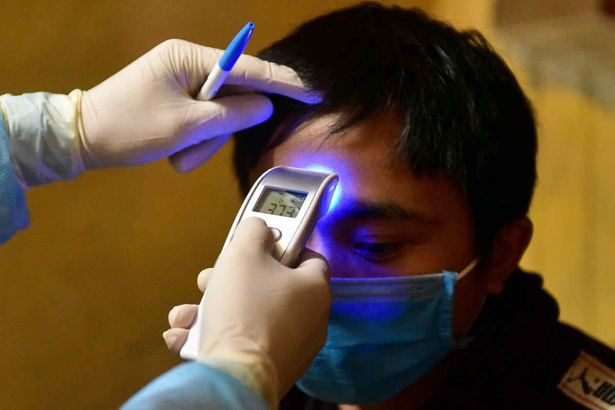 Hai ca Covid-19 diễn biến nặng, Bộ Y tế khuyên người già hạn chế ra ngoài - 1 Hai ca Covid-19 diễn biến nặng, Bộ Y tế khuyên người già hạn chế ra ngoài - 1