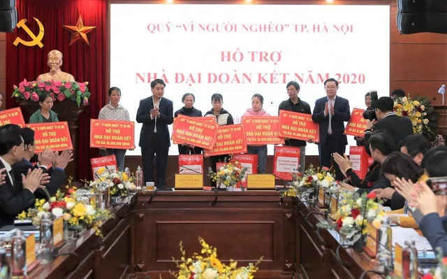 Tại buổi làm việc này, Bí thư Thành ủy Hà Nội Vương Đình Huệ, Chủ tịch UBND thành phố Nguyễn Đức Chung đã trao tặng 10 nhà đại đoàn kết với tổng trị giá 500 triệu đồng cho các hộ nghèo, khó khăn trên địa bàn huyện Chương Mỹ. Ảnh: Thế Công