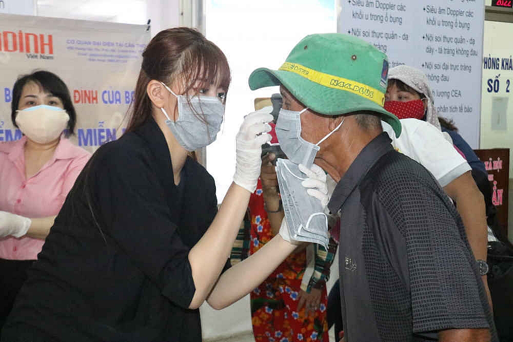 Báo Gia đình Việt Nam trao tặng 60.000 khẩu trang cho người dân