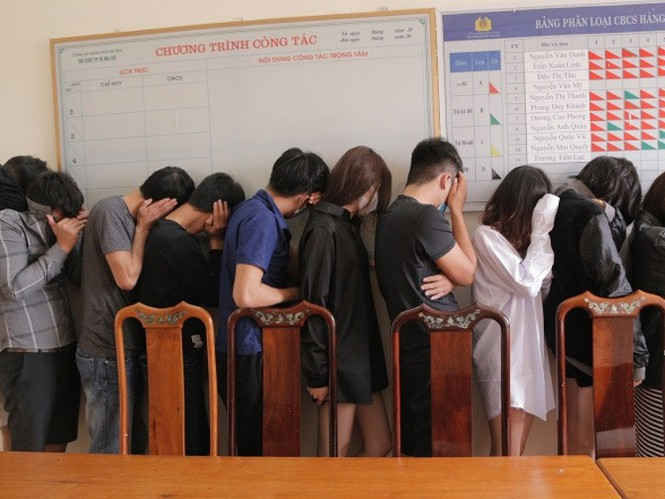 Bắt quả tang 11 đối tượng tụ tập “bay lắc” trong khách sạn Bắt quả tang 11 đối tượng tụ tập “bay lắc” trong khách sạn