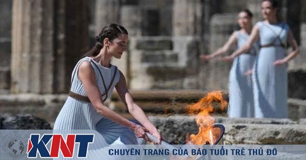 Ngọn đuốc Olympic Tokyo 2020 đã được trao cho Nhật Bản