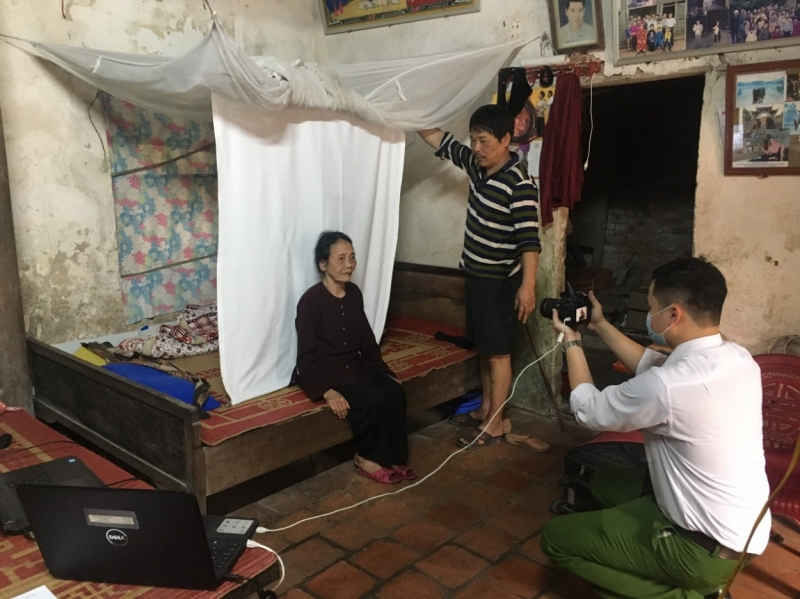 C&aacute;c chiến sĩ trong Chi đo&agrave;n Cảnh s&aacute;t quản l&yacute; h&agrave;nh ch&iacute;nh về trật tự x&atilde; hội C&ocirc;ng an huyện Ph&uacute; Xuy&ecirc;n đến tận nh&agrave; gi&uacute;p người d&acirc;n l&agrave;m căn cước