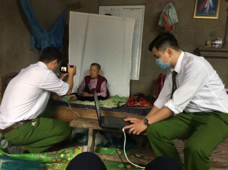 H&igrave;nh ảnh c&aacute;c chiến sĩ đến tận nh&agrave; l&agrave;m căn cước c&ocirc;ng d&acirc;n tạo h&igrave;nh ảnh đẹp trong cộng đồng